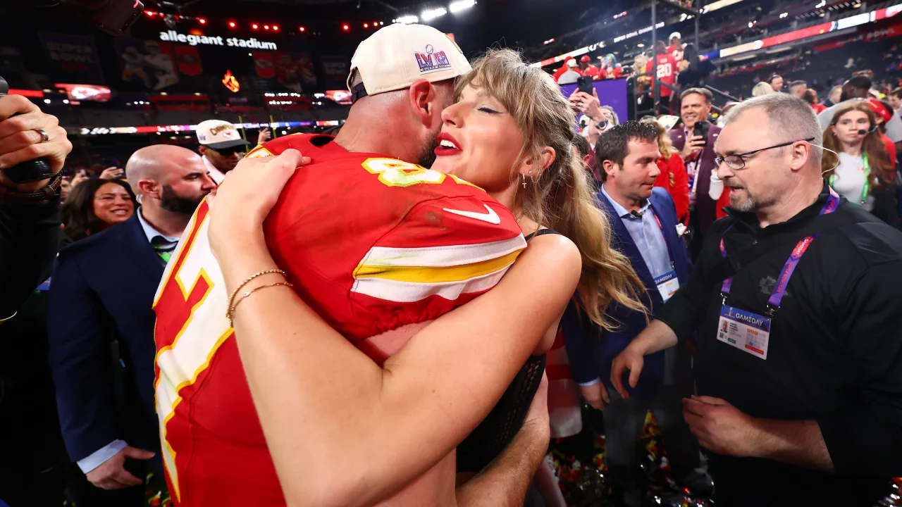 Cantora Taylor Swift e o jogador da NFL Travis Kelce