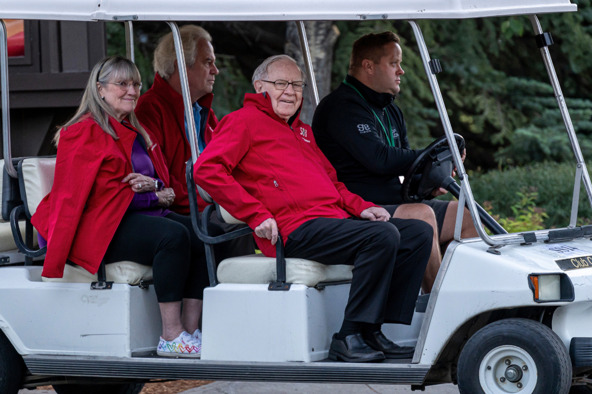 Warren Buffet anda de carrinho elétrico durante evento em Idaho