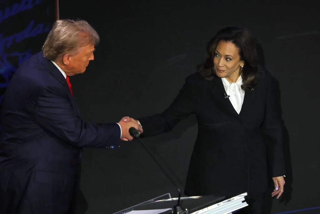 A democrata Kamala Harris e o republicano Donald Trump se cumprimentam durante o debate