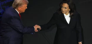 A democrata Kamala Harris e o republicano Donald Trump se cumprimentam durante o debate