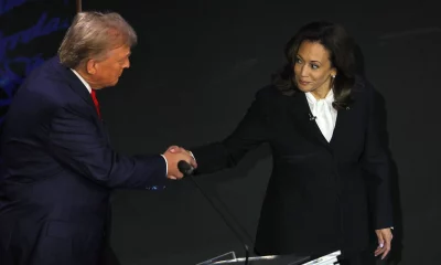 A democrata Kamala Harris e o republicano Donald Trump se cumprimentam durante o debate