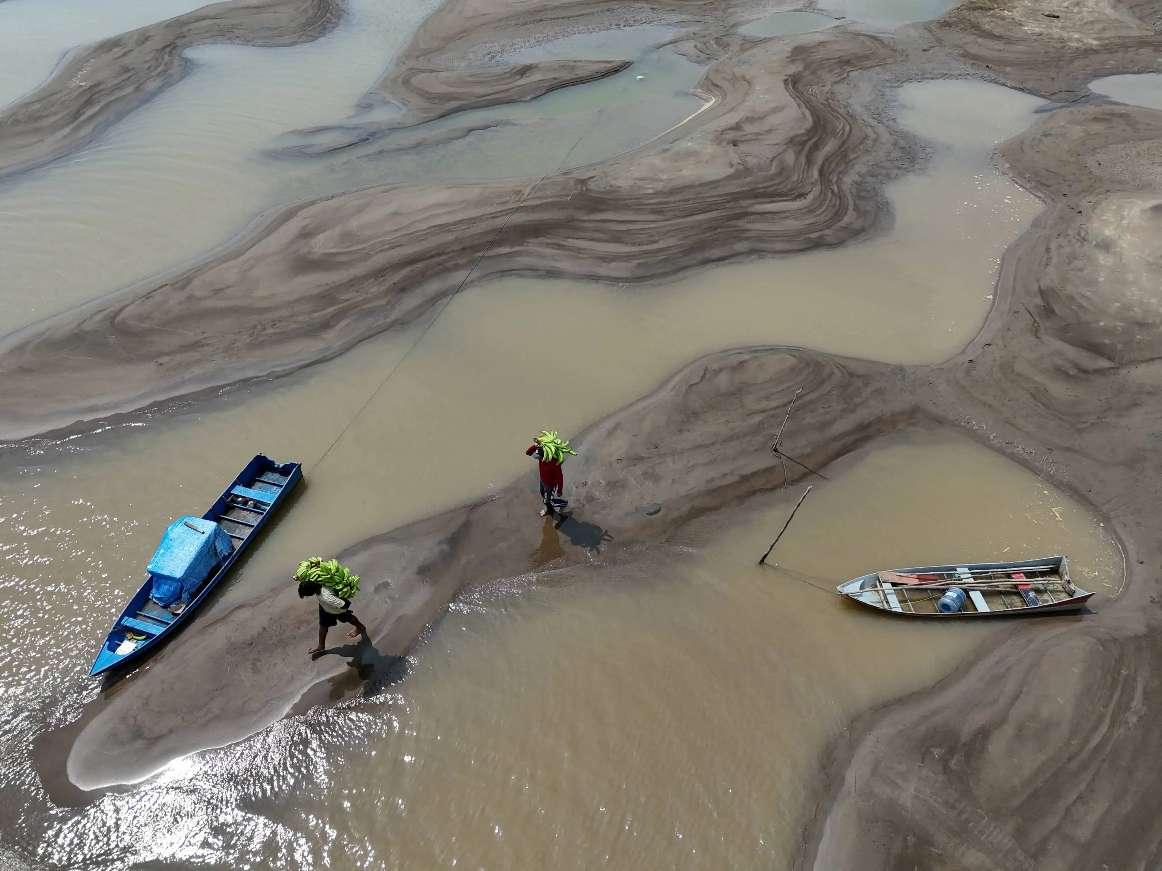 Seca na Amazônia dificulta transporte de mercadorias e afeta vida de moradores