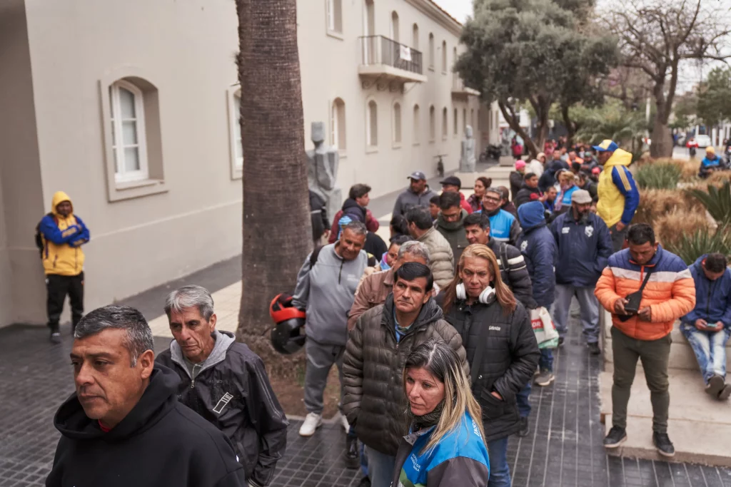 Funcionários de La Rioja fazem fila para receber o chachos