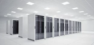 Data center moderno e bem organizado, com fileiras de racks de servidores sob iluminação intensa e espaço otimizado para alta tecnologia e eficiência.