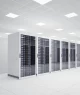 Data center moderno e bem organizado, com fileiras de racks de servidores sob iluminação intensa e espaço otimizado para alta tecnologia e eficiência.