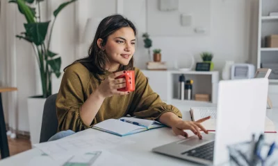 Mulher jovem trabalhando em home office; geração Z