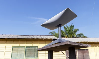 Oriximiná, Pará, Brasil - 09/08/2023: Antena parabólica de internet Starlink fornece conexão de banda larga em propriedade rural na floresta amazônica