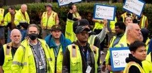 Trabalhadores da fábrica da Boeing discutem adesão à greve