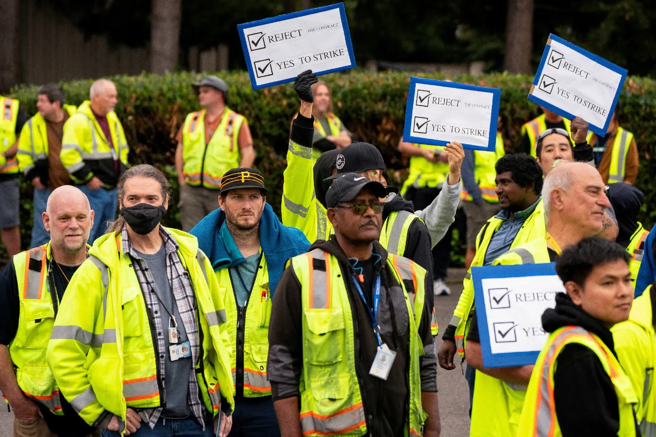 Trabalhadores da fábrica da Boeing discutem adesão à greve