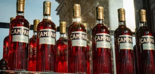 Garrafas de bebida Campari no histórico bar Camparino, na Itália