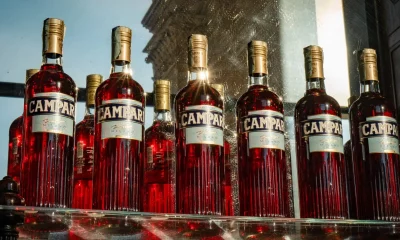 Garrafas de bebida Campari no histórico bar Camparino, na Itália