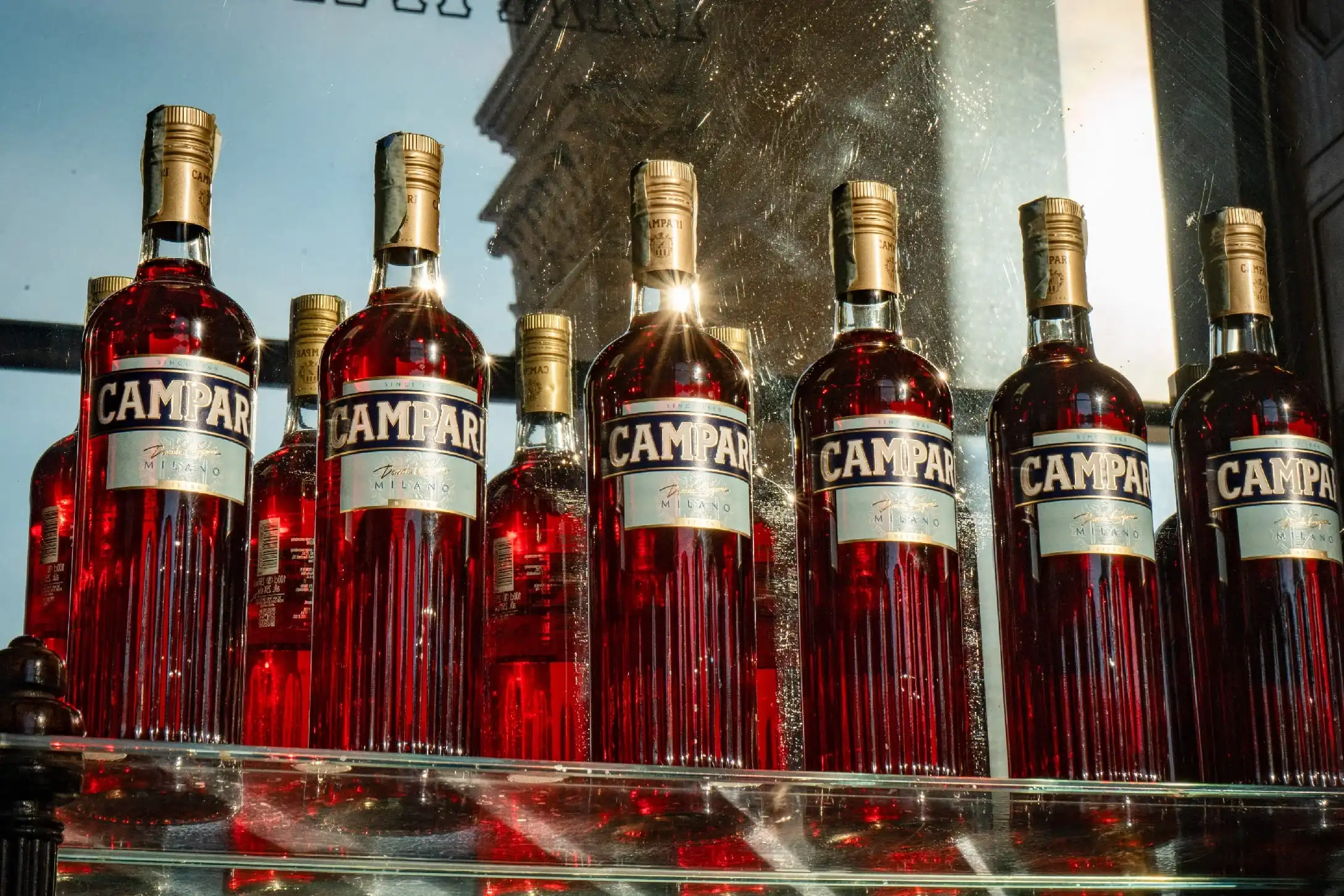 Garrafas de bebida Campari no histórico bar Camparino, na Itália