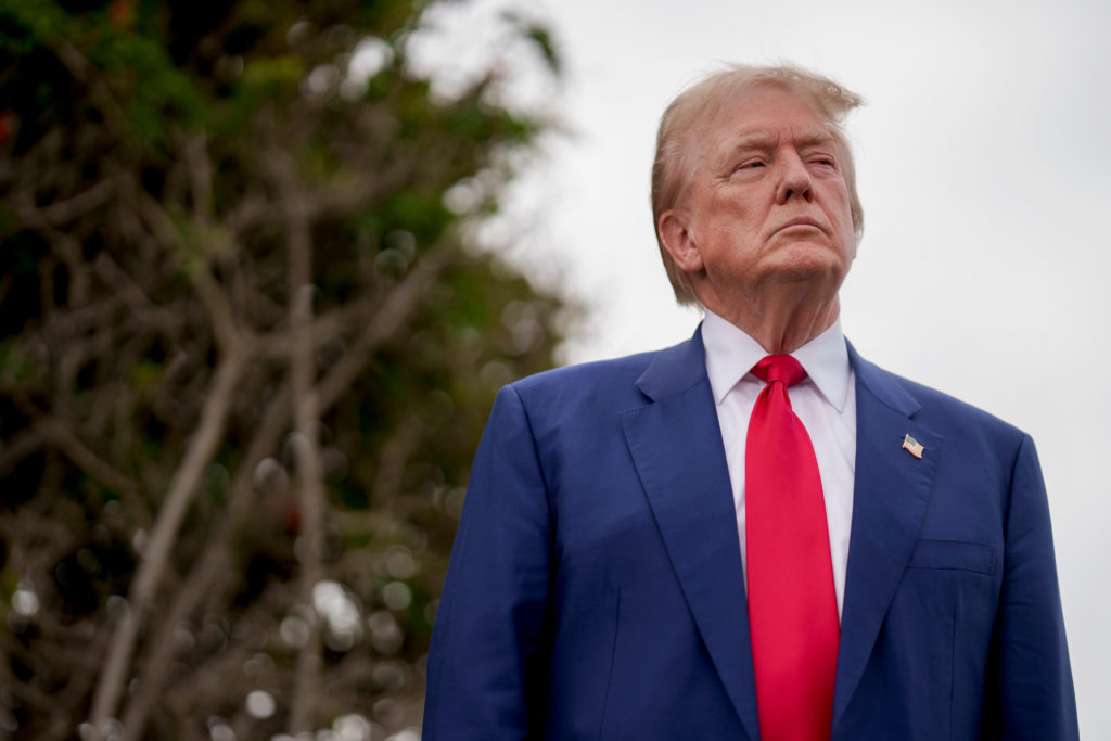 O ex-presidente Donald Trump durante entrevista à imprensa em seu campo de golfe na Califórnia