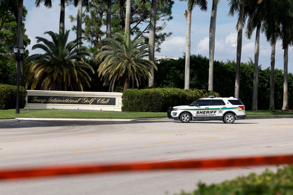 Policiais interditam e protegem área entorno do clube de golfe de Donald Trump em West Palm Beach, na Flórida