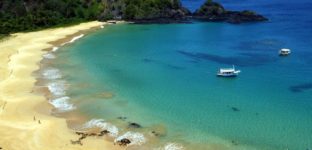 Foto aérea mostra a vista de uma praia do arquipélago de Fernando de Noronha, em Pernambuco.