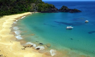 Foto aérea mostra a vista de uma praia do arquipélago de Fernando de Noronha, em Pernambuco.