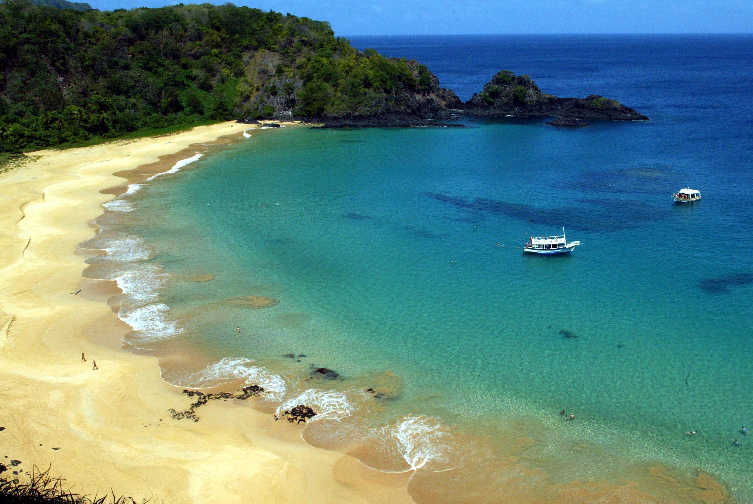 Foto aérea mostra a vista de uma praia do arquipélago de Fernando de Noronha, em Pernambuco.