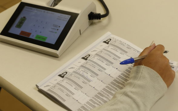 Cabina de votação com a nova urna modelo UE2020 é apresentada em seção eleitoral simulada no Tribunal Regional Eleitoral, no centro do Rio de Janeiro.