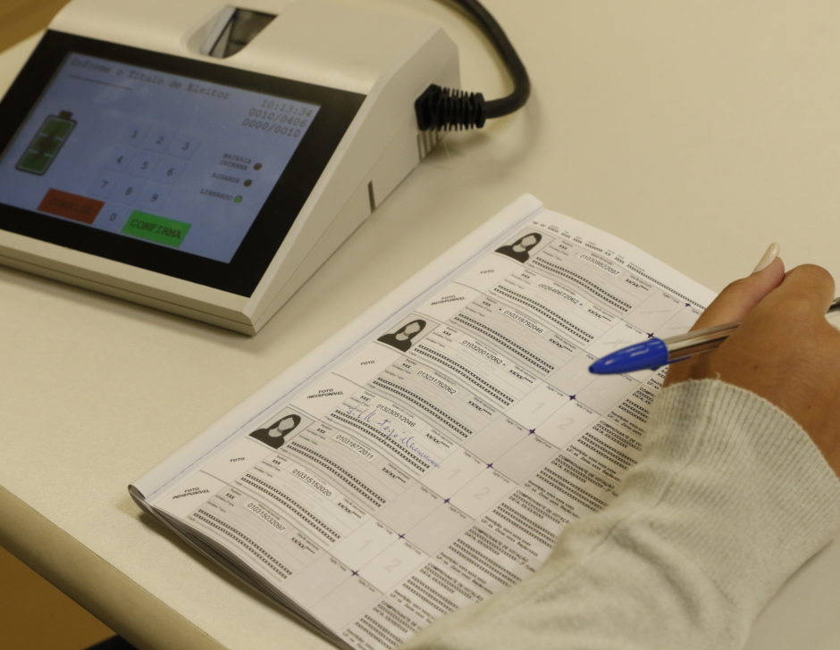 Cabina de votação com a nova urna modelo UE2020 é apresentada em seção eleitoral simulada no Tribunal Regional Eleitoral, no centro do Rio de Janeiro.