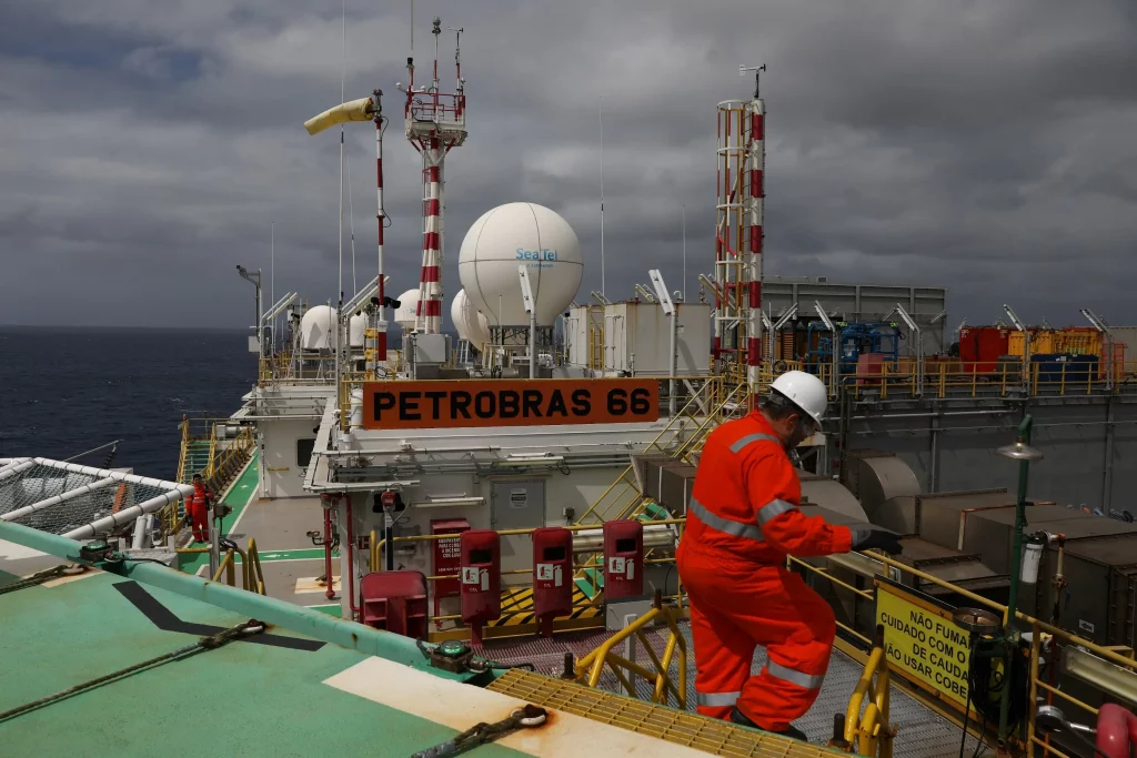 Trabalhador em plataforma da Petrobras na Bacia de Santos