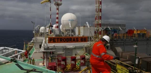 Trabalhador em plataforma da Petrobras na Bacia de Santos