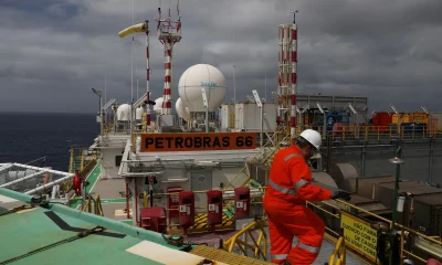 Trabalhador em plataforma da Petrobras na Bacia de Santos