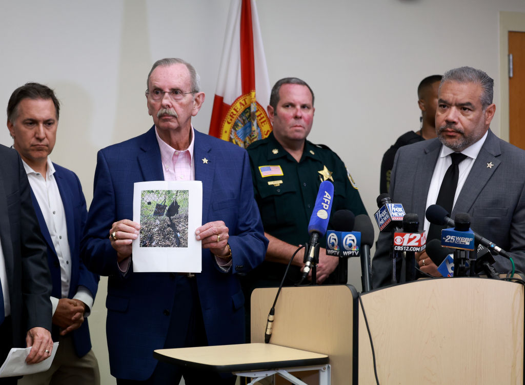 Autoridades mostram foto do rifle AK encontrado nas proximidades do clube de golfe de Donald Trump em West Palm Beach, na Flórida