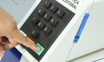 Urna eletrônica com teclas em braille para deficientes