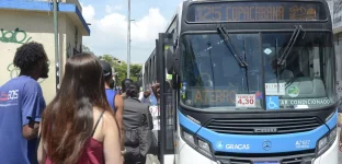 Ônibus da linha 125 de Copacabana, no Rio de Janeiro, oferecendo transporte gratuito a eleitores