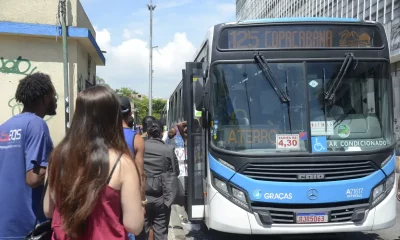 Ônibus da linha 125 de Copacabana, no Rio de Janeiro, oferecendo transporte gratuito a eleitores