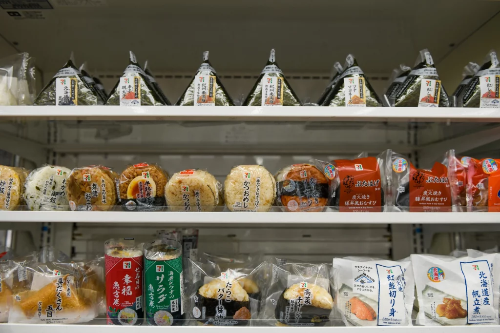 Bolinhos de arroz na prateleira de alimentos frescos de uma loja 7-Eleven em Tóquio, Japão