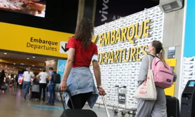 Passageiros indo em direção à área de embarque do Aeroporto de Guarulhos