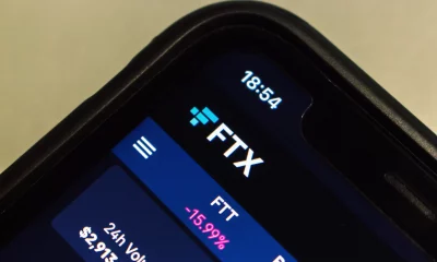 Close-up da tela de um smartphone exibindo a interface do aplicativo de criptomoedas da FTX com atualização em tempo real.