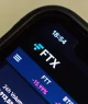 Close-up da tela de um smartphone exibindo a interface do aplicativo de criptomoedas da FTX com atualização em tempo real.