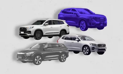 Quatro SUVs de diferentes cores e designs são exibidos em um fundo claro com textura manchada.