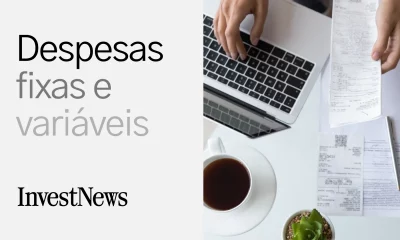 Cena de escritório organizada com laptop, recibos, e itens de escrita ao lado do texto "Despesas fixas e variáveis".