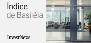 Na imagem apresentada, à esquerda, temos "Índice de Basileia" em letras grandes e estilizadas sobre fundo branco com a logomarca "InvestNews" abaixo; à direita, uma fotografia de um ambiente corporativo moderno e iluminado, com mesas, cadeiras e computadores visíveis através de portas de vidro.