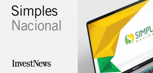 Imagem dividida em duas seções: à esquerda, fundo cinza claro com o texto "Simples Nacional" e "InvestNews"; à direita, tela de MacBook Pro mostrando gráficos geométricos em amarelo e verde e o logo do Simples Nacional.