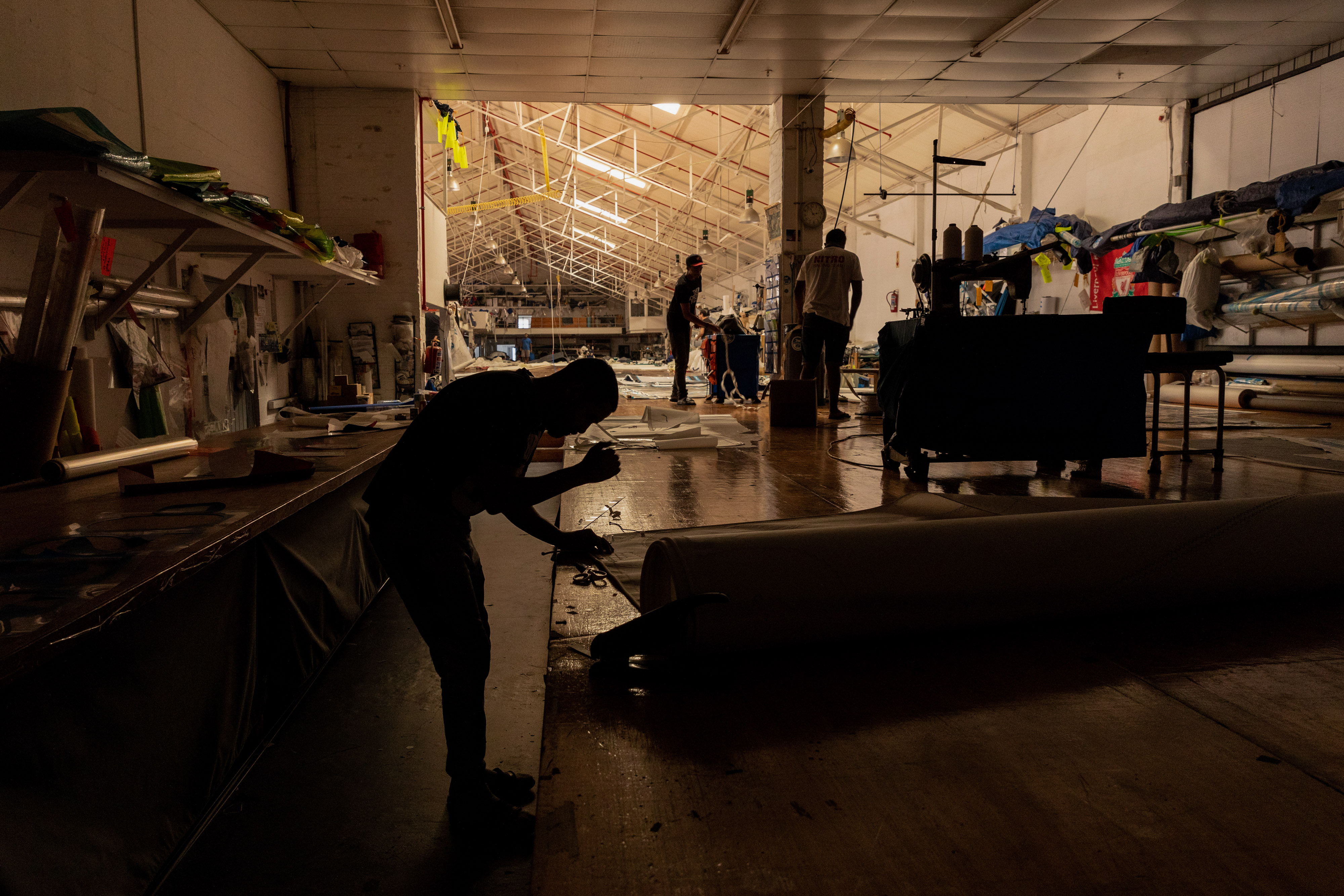 Funcionários de empresa de fabricação de sal trabalham sob a luz natural na Cidade do Cabo, em foto de 2022.