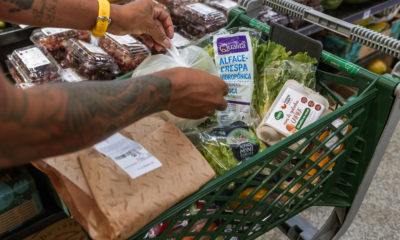 Carrinho de supermercado cheio de alimentos