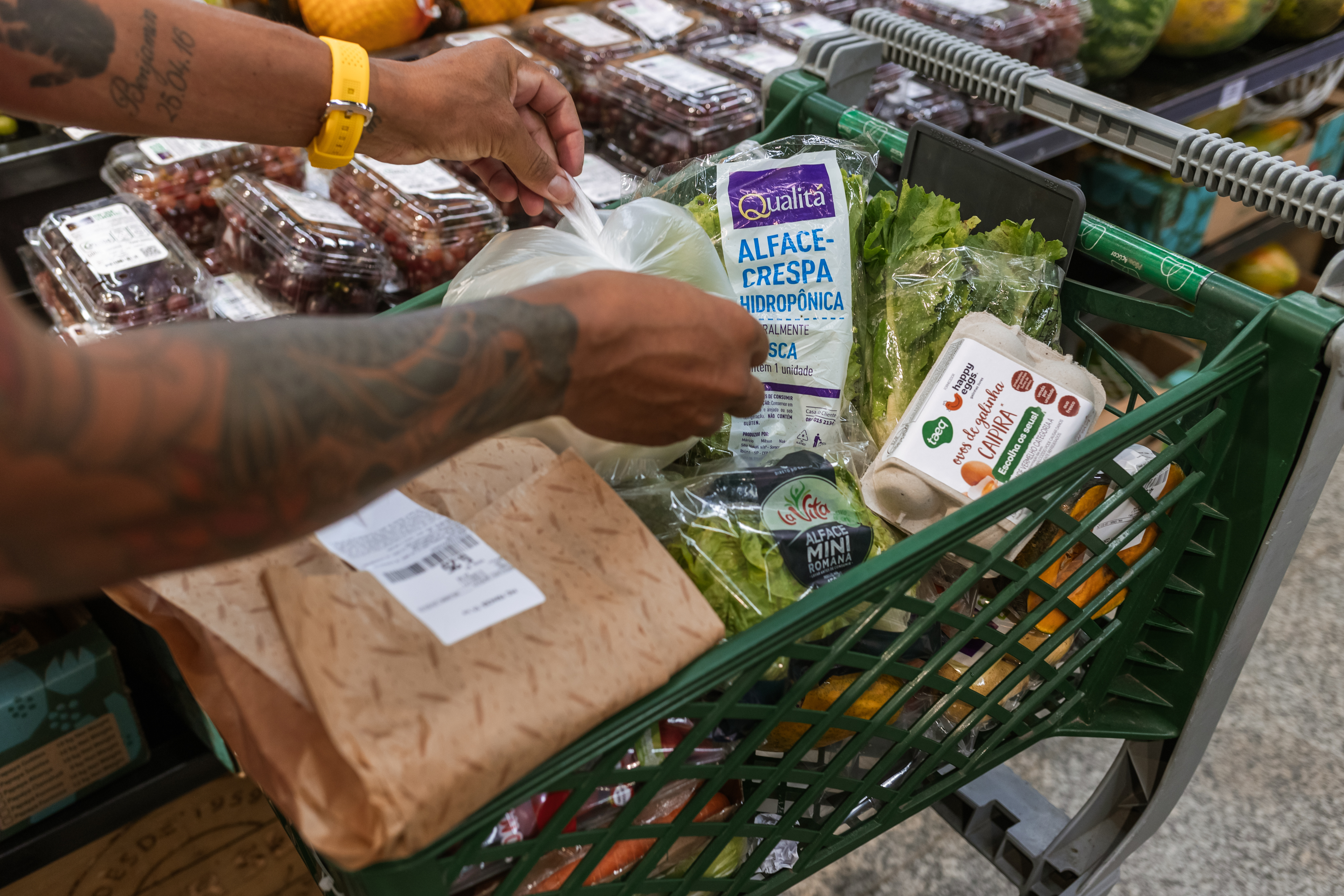 Carrinho de supermercado cheio de alimentos