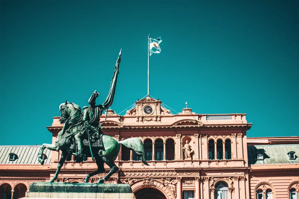 Um monumento de um cavaleiro triunfante em frente à Casa Rosada, sede do governo argentino, em Buenos Aires.