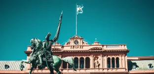 Um monumento de um cavaleiro triunfante em frente à Casa Rosada, sede do governo argentino, em Buenos Aires.