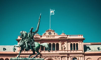 Um monumento de um cavaleiro triunfante em frente à Casa Rosada, sede do governo argentino, em Buenos Aires.