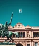 Um monumento de um cavaleiro triunfante em frente à Casa Rosada, sede do governo argentino, em Buenos Aires.