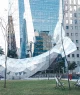 A imagem exibe uma famosa escultura futurista em formato de baleira localizada na Avenida Brigadeiro Faria Lima, na cidade de São Paulo (SP). Observam-se arranha-céus de vidro ao fundo e a escultura sobre um gramado com cadeiras de praia e algumas árvores sem folhas, sugerindo um espaço público de relaxamento.