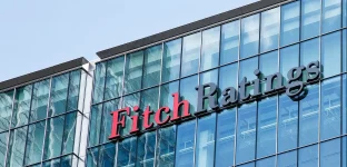 Detalhe do prédio da agência de classificação de crédito financeiro Fitch Ratings, onde se vê o letreiro com o logotipo da empresa nas cores vermelho e preto.