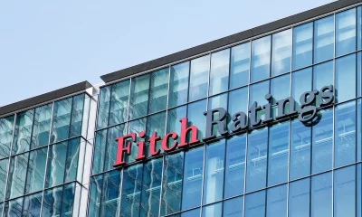 Detalhe do prédio da agência de classificação de crédito financeiro Fitch Ratings, onde se vê o letreiro com o logotipo da empresa nas cores vermelho e preto.