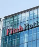 Detalhe do prédio da agência de classificação de crédito financeiro Fitch Ratings, onde se vê o letreiro com o logotipo da empresa nas cores vermelho e preto.