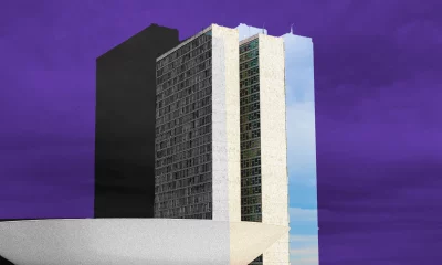 Montagem com um re recorte do Congresso Nacional brasileiro, um prédio modernista com duas torres envidraçadas lado a lado e uma cúpula invertida, em contraste com um céu dividido entre roxo escuro e azul claro com nuvens.